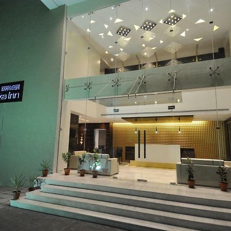 Tarawade Clarks Inn Πούνε Εξωτερικό φωτογραφία